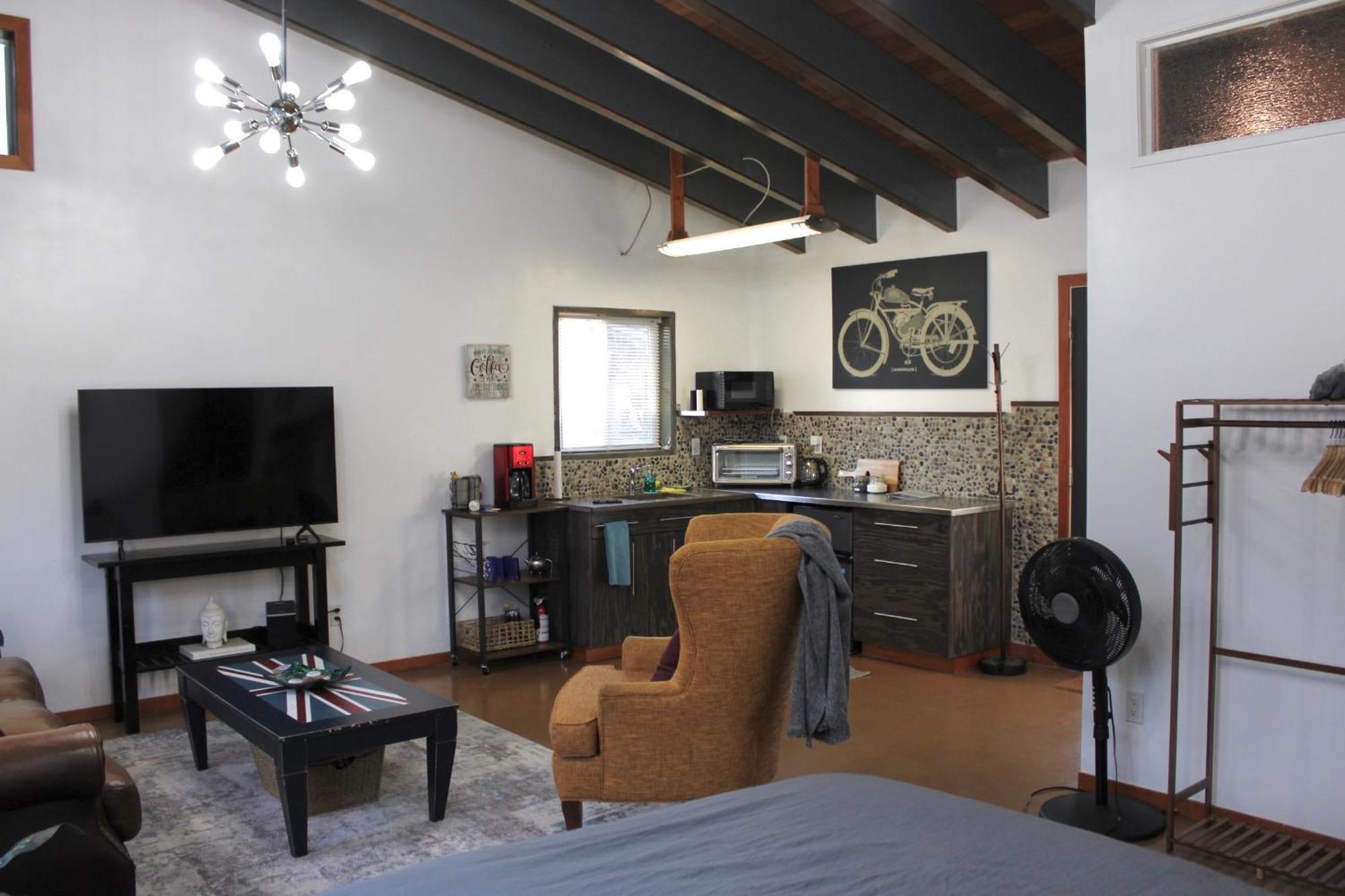Private Bright Modern Studio! Queen Bed ! Victoria Zewnętrze zdjęcie