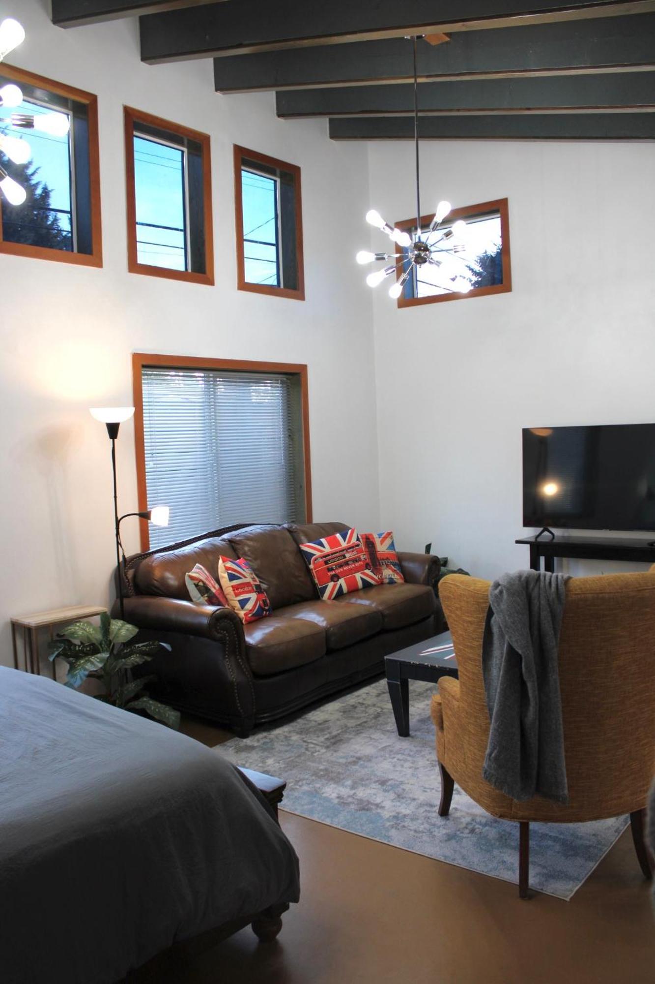 Private Bright Modern Studio! Queen Bed ! Victoria Zewnętrze zdjęcie